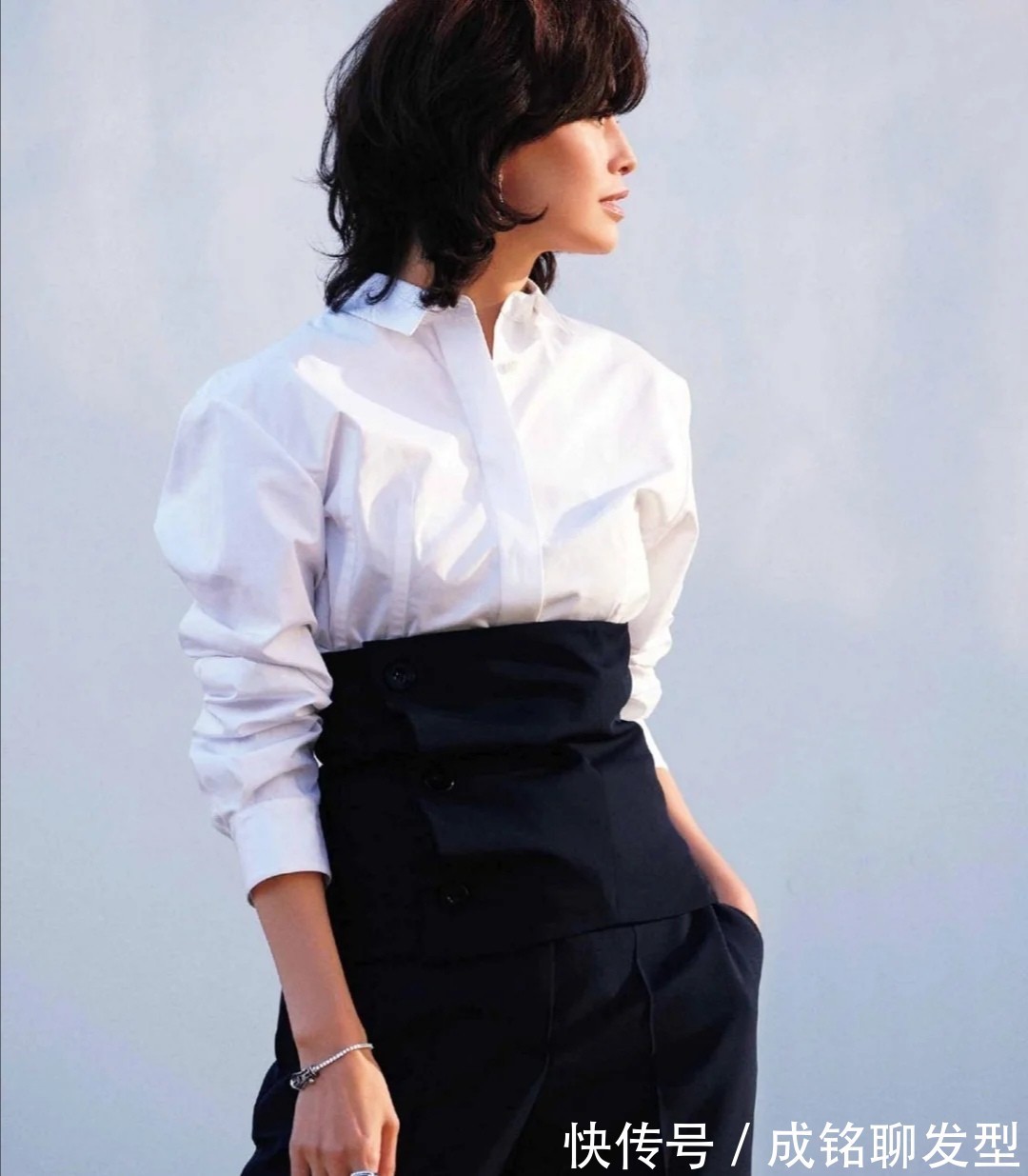 穿搭|五十岁女人搭配秋装,要记牢“3穿3不穿”,优雅得体又与众不同