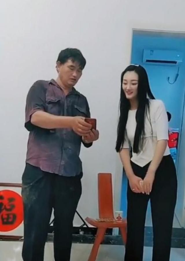 名媛|陈亚楠还挺低调,穿白色T恤衫配黑裤,挺有上流名媛气质