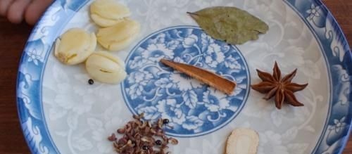 花生米不要油炸了，加1头大蒜，比水煮简单，比油炸的还好吃