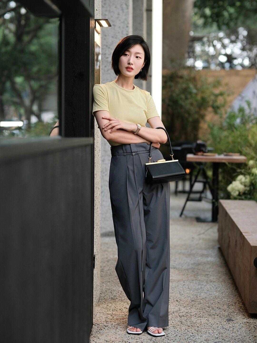 小个子|小个子女生就该这样穿，短袖T恤搭配高腰阔腿裤，显高还显瘦