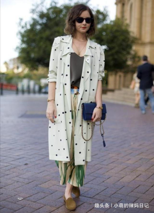 裤装 女人过了50岁,别打扮的那么俗气!这4种衣服要少穿,廉价没品位