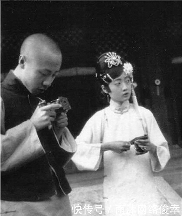 照相机|喜欢拍照的婉容:图1与溥仪鼓捣相机,图2立支架的样子很专业