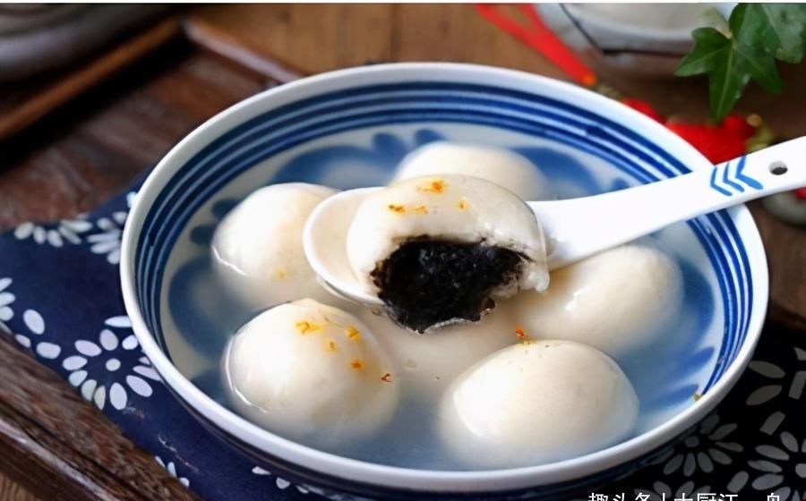 只用清水煮汤圆就错了,教你一招,汤圆煮好后软烂不露馅,真解馋