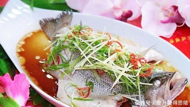做清蒸鱼时,鱼肉需要腌制吗很多人都做错了,难怪鱼肉又老又柴