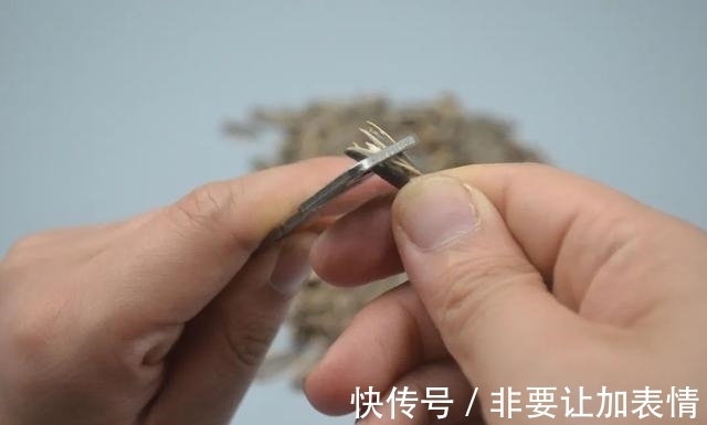 瓜子谁还用手剥?只需要一把钥匙,分分钟剥一大碗,不脏嘴不伤手