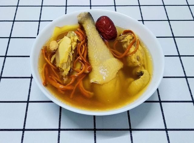 虫草花|炖鸡汤时不要直接炖，记住1个小技巧，多加1步，鸡肉香嫩无腥味