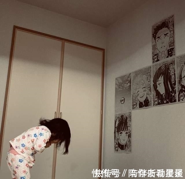 死忠粉|日本萝莉将《鬼灭之刃》角色当“祖宗”,诚心膜拜,母亲无力吐槽