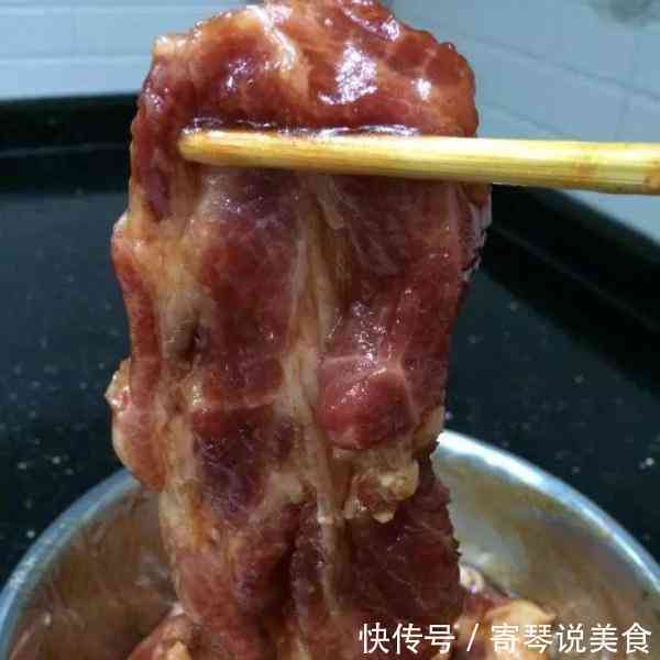 整块五花肉丢进电饭煲，不放油不加水，30分钟出锅，好吃到舔盘