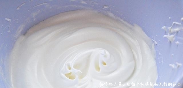 玉米面加入鸡蛋,搅一搅,蒸一蒸,咬一口松软可口,比蛋糕健康