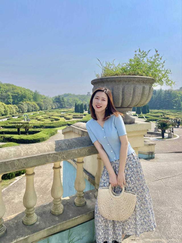 针织衫|“初恋”女友风格怎么穿？白衬衫搭配印花裙甜美俏皮，简直太美了