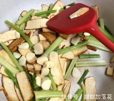香干|吃一次就念念不忘的芹菜炒香干！