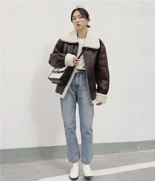 比羽绒服时髦，比大衣保暖，2021的秋冬的时髦全靠羊羔毛