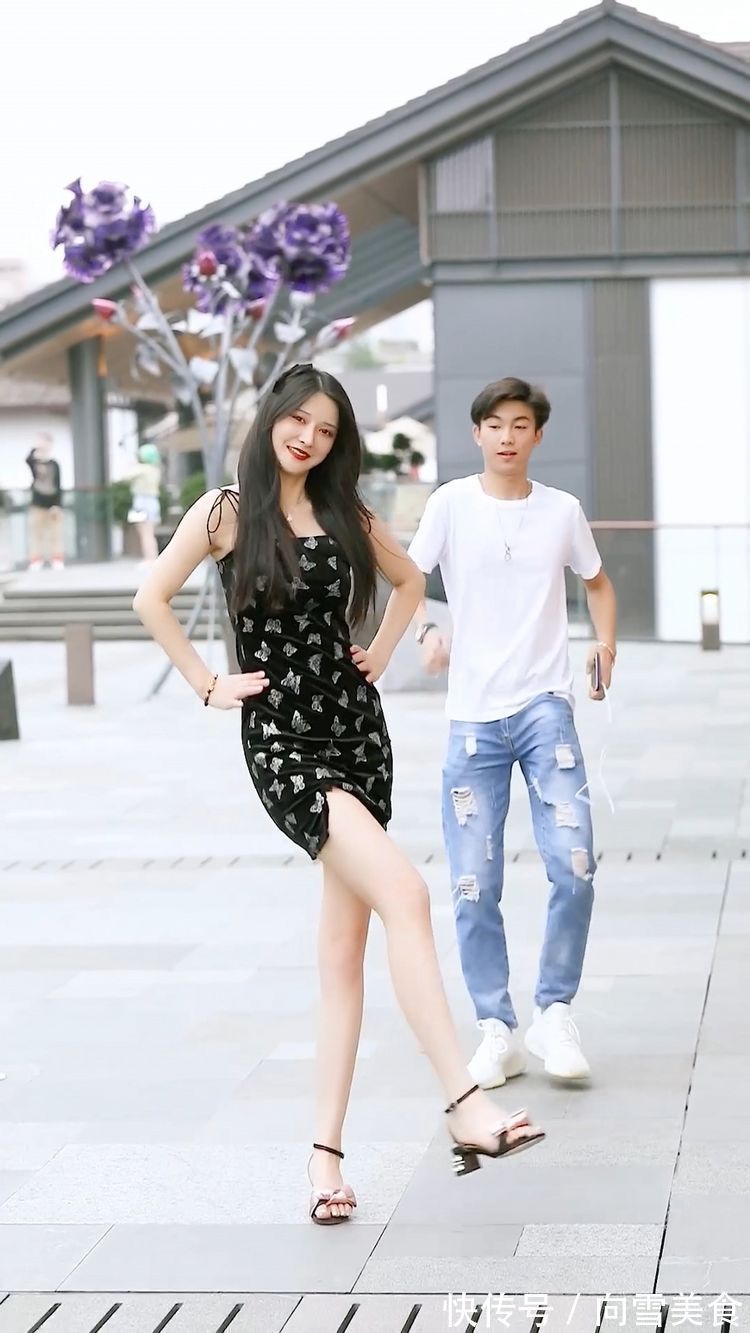 平底鞋|街拍:穿着自己心仪的连衣裙,来展示女性独有的柔美气质