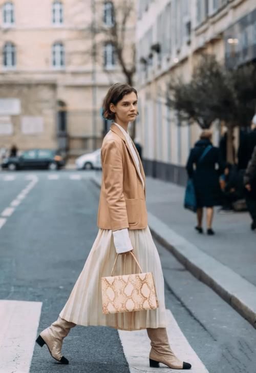 最近火了一种颜色，叫“奶枣色”，显白提气色，很适合黑黄皮