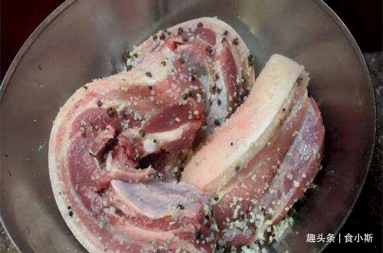 做腊肉时，风干和晒干都不对，记住这4步，不霉不臭，放一年不坏