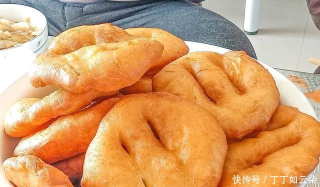 我家里祖传三代做油饼的配方,味道松软,放半个月不硬,太香了