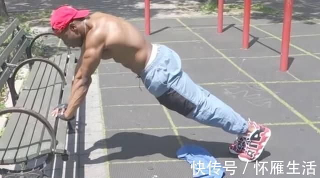 俯卧|俯卧撑增加胸部刺激，黑人小伙演示如何练大胸肌？循环训练法则！