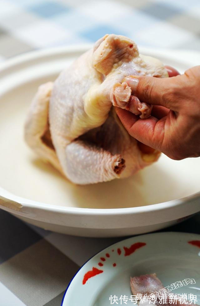 三黄鸡|嘴馋想吃肉了,买只鸡丢进电饭煲,没想到色泽诱人香味扑鼻真好吃