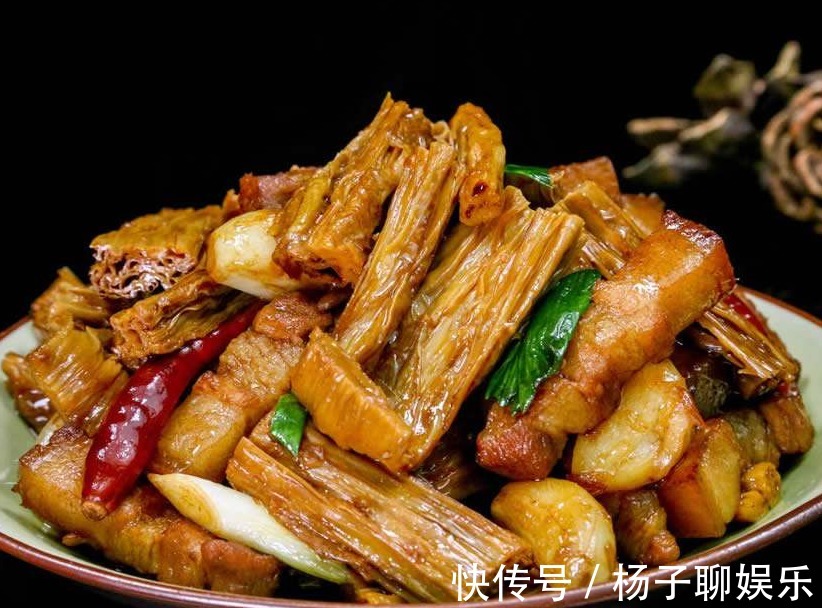 泡腐竹，不要直接用水泡！大厨教你2个技巧，1分钟泡发，香软筋道