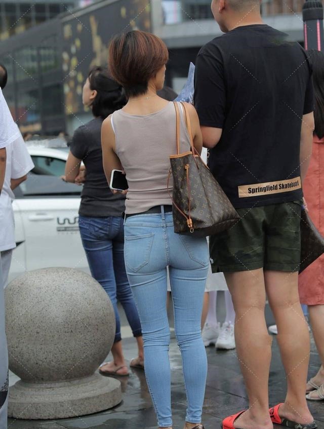 美式 背心单穿叠穿都好看,搭配牛仔裤,还原美式休闲穿搭风格!