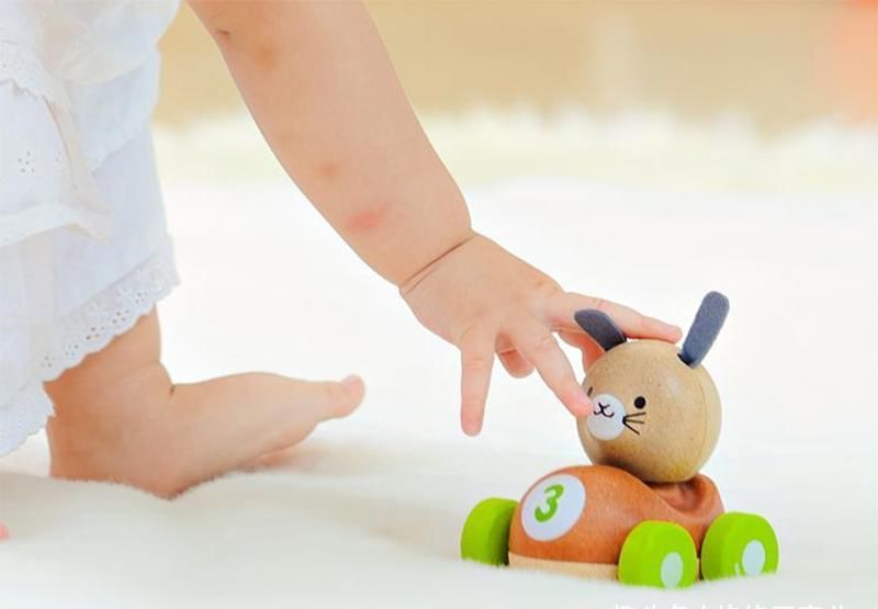 站立|八个月的孩子总是自己扶着东西站起来,会不会变罗圈腿?