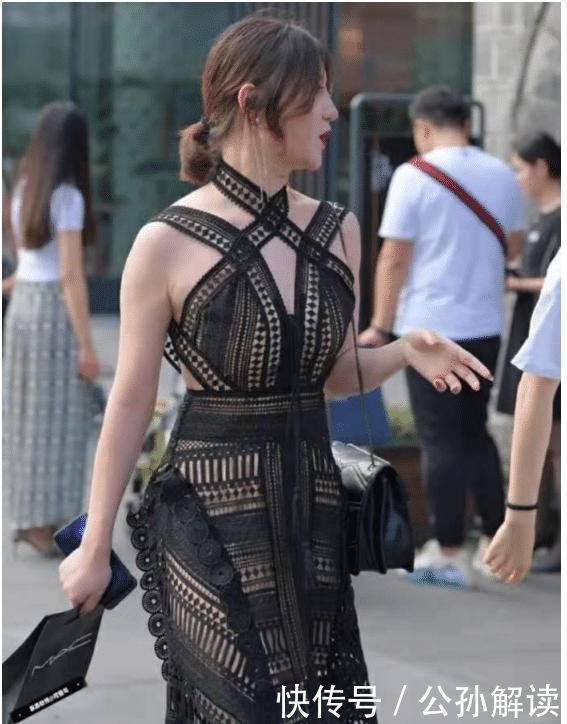 同样是“吊带”连衣裙,小姐姐的是“剪纸”设计吧好独特