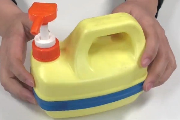 谁还买熨斗啊洗洁精瓶切两刀,衣服1秒变平整,真是太聪明了