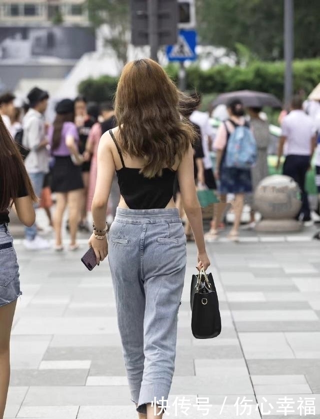 步行街|街拍:步行街遇到的美女,好身材加时尚的穿搭,每一笑都温暖人心