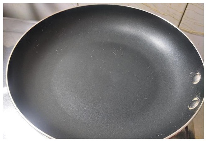 炒菜油老往外崩怎么办教你1个小技巧，再也不怕炒菜崩油了