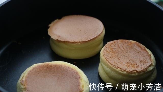 面糊|别再用电饭煲做蛋糕,教你平底锅做,简单0失败,咬一口就停不下