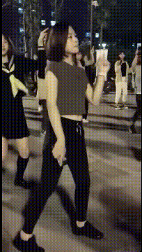 |搞笑GIF:每天来这看广场舞,啥也不图,就心思找个女朋友