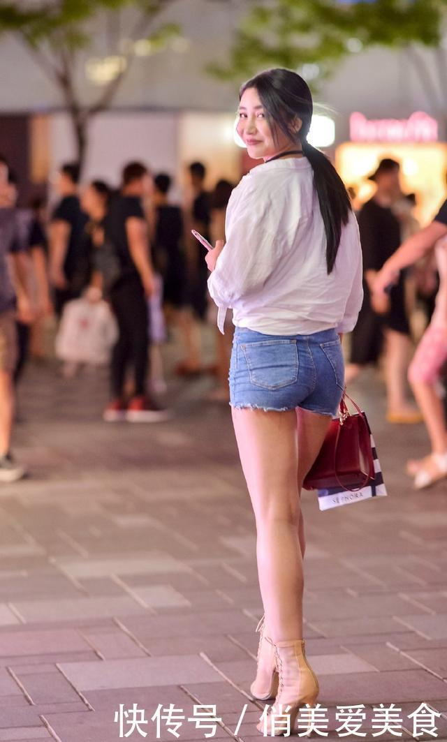 巧搭牛仔短裤，轻松穿出大长腿，美的高挑又靓丽