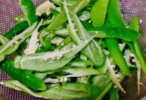 做辣椒炒肉时,辣椒和肉哪个先炒?顺序不能错,教您正确做法