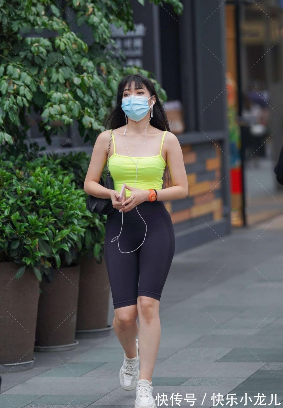 洒脱|以前学校的“校花”！大方洒脱，透露出一丝性感