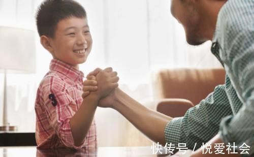 孩子|“新型攀比”进入校园,学生身上穿着普通校服,脚上却是上千块的耐克