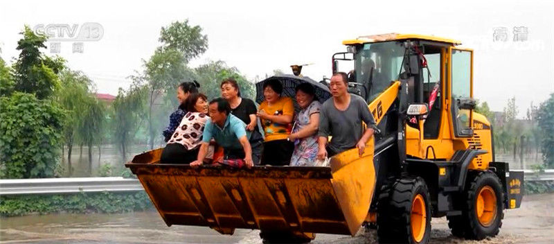 消防车|风雨之下携手共进！直击郑州防汛救灾中的暖心画面