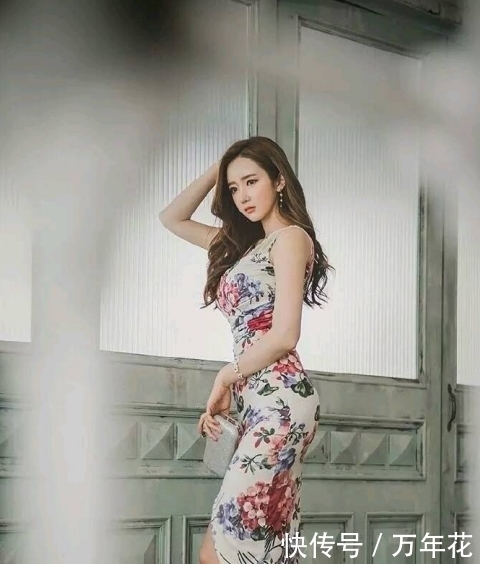 街拍|楚楚动人的小姐姐，搭配紧身裙，美得一点也不会掉范！