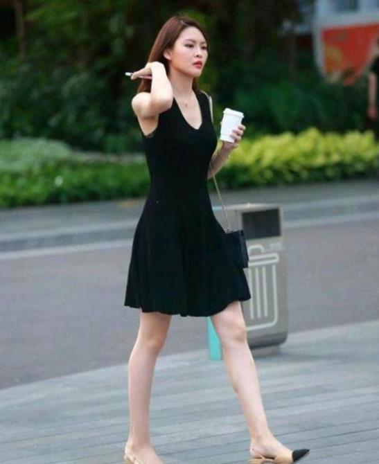 气质美女 身材高挑的气质美女,短袖搭配牛仔裤,潇洒大气显风姿