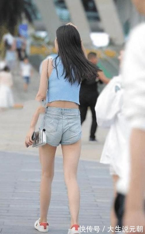 街拍|路人街拍，小姐姐用牛仔裤来搭配风衣，打造层次感