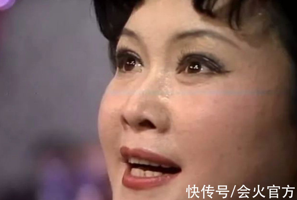 历年春晚九大神仙舞台！赵丽蓉意外摔倒跪地，李谷一连唱九首歌