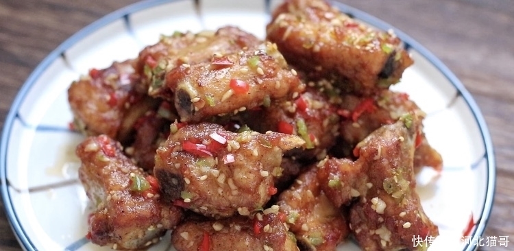 相结合|蒜香排骨的新做法,煎炸炒相结合,很美味哟!