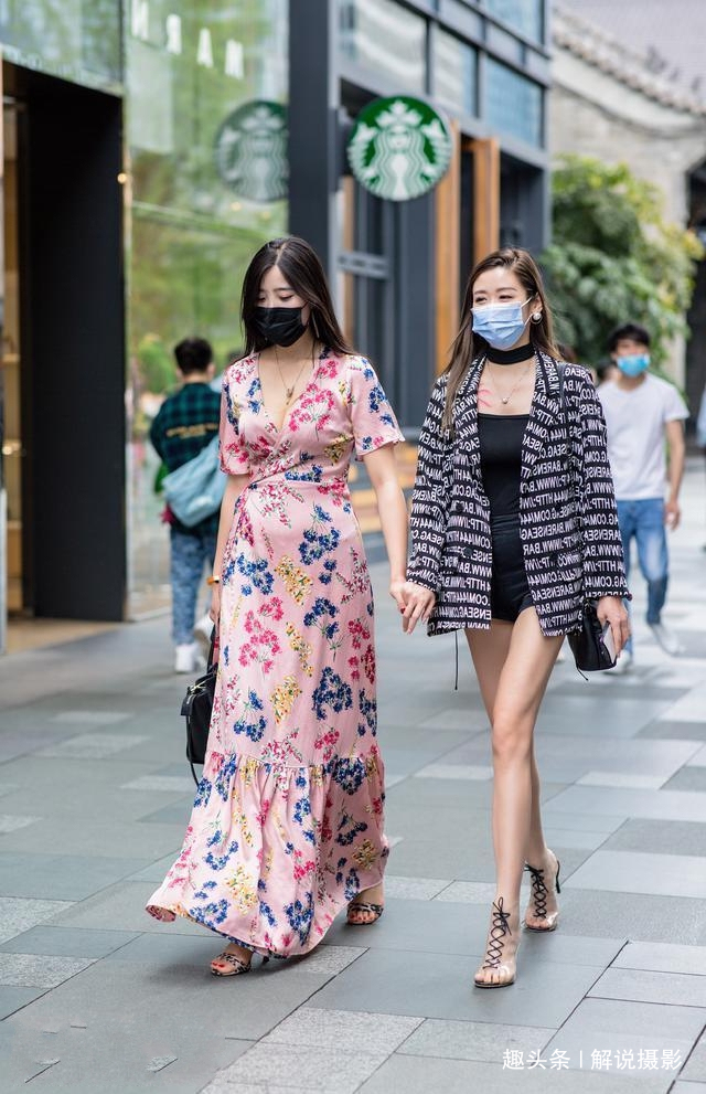 路人街拍,美女穿一条淡蓝色的裙子,看起来非常性感