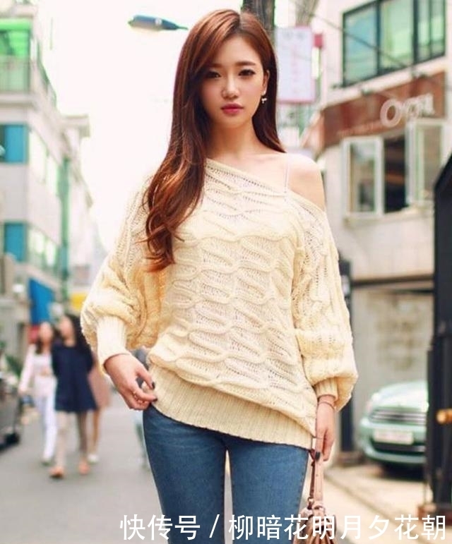 小姐姐穿紧身牛仔裤,随意搭配都超级美丽,塑造纤细小蛮腰