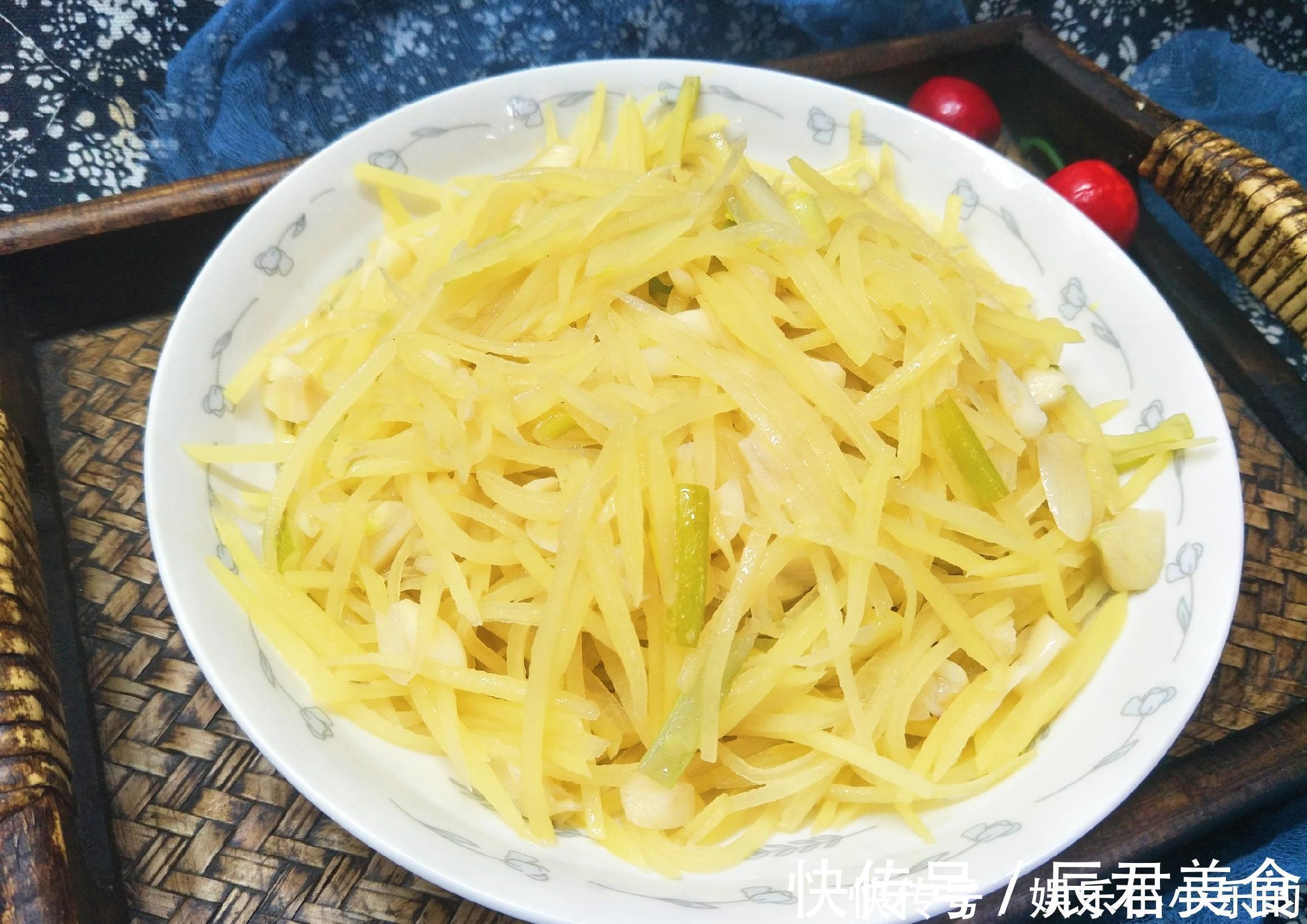 炒土豆丝时，放醋方法有讲究，教你1招，土豆丝酸香不呛口