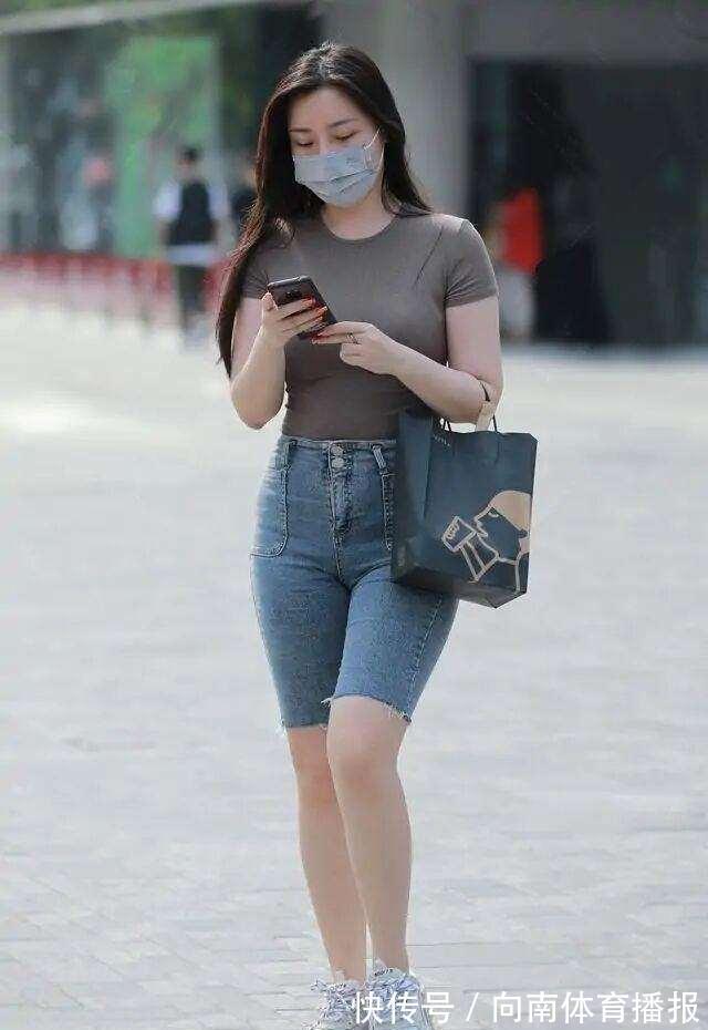小姐姐 灰色连衣裙休闲简约,配上小白鞋,动感连衣裙穿搭技巧分享给你