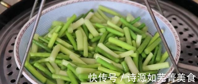 脆嫩|炒蒜苔里时，切记不要直接下锅，多加2步，出锅脆嫩又入味太香了！