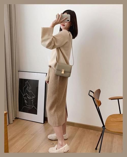 秋天的半身裙千万不要收起来!试试搭配毛衣和卫衣,时髦又高级