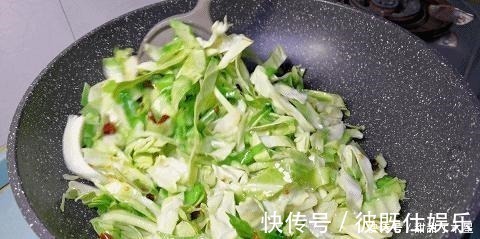 入味|才知道,包菜炒粉条要这样做,难怪以前老是粘锅,粉条不粘更入味