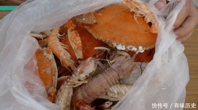 城市|回到农村老妈做了一锅好吃的饭菜,我在城市一年都不舍得吃的美味