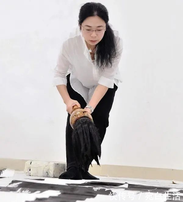 中国美术学院#她人美字丑,被指“枉为美女博士”,书协大佬高书不入俗眼